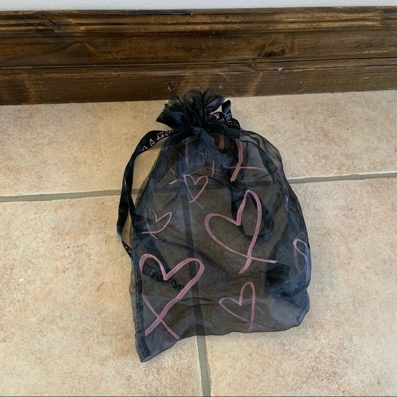 VICTORIA SECRET Mesh Heart Laundry Travel Pouch - Picture 3 of 3